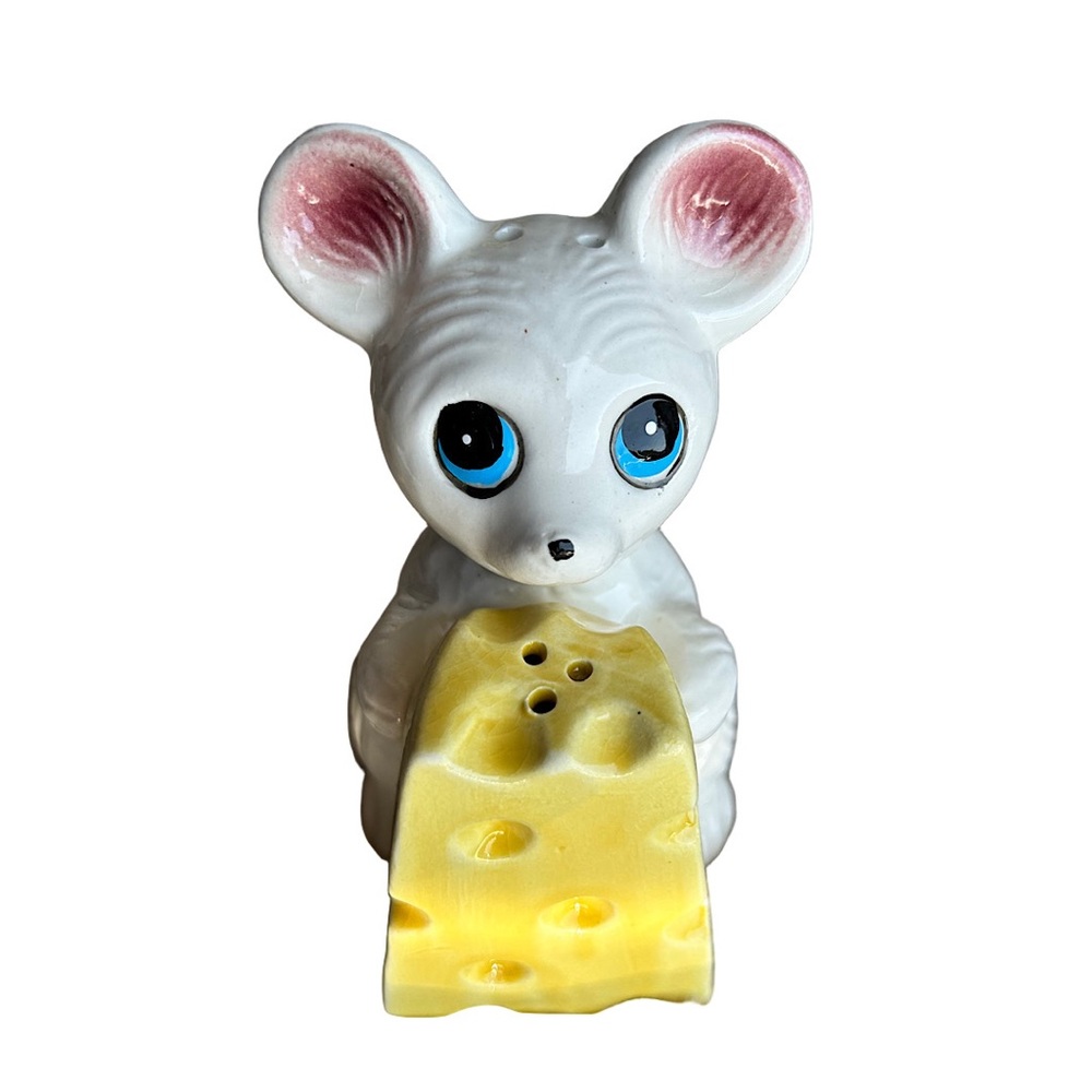 Vintage Mouse Hugging Cheese Ceramic Salt & Pepper Shaker set